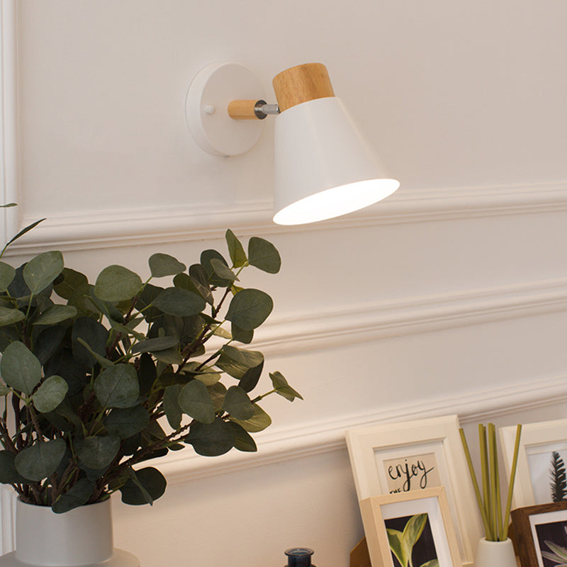 Luz de pared de estilo nórdico con pantalla cónica, montaje en pared, metal y madera, 1 bombilla, lámpara de noche giratoria en negro/blanco | Brehn