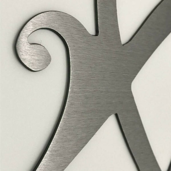 IronEcho – Escultura de Pared Forjada a Mano con Corazón Infinito