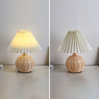 Lámpara de Mesa LED Nórdica RattaLume | Base de Ratán Tejido y Pantalla de Tela Plegable | Luz Ambiental | Decoración para el Dormitorio