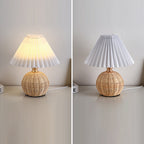 Lámpara de Mesa LED Nórdica RattaLume | Base de Ratán Tejido y Pantalla de Tela Plegable | Luz Ambiental | Decoración para el Dormitorio