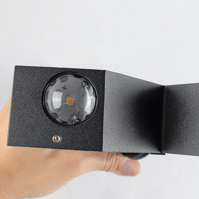 Foco exterior LED moderno e impermeable en diseño X para iluminación de fachadas