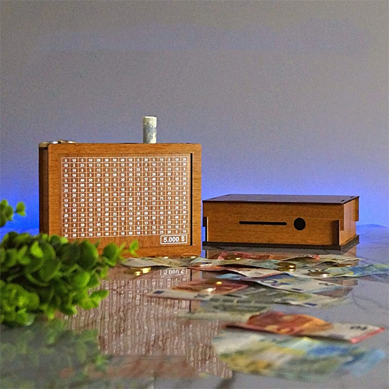 Caja de madera con figuras grabadas