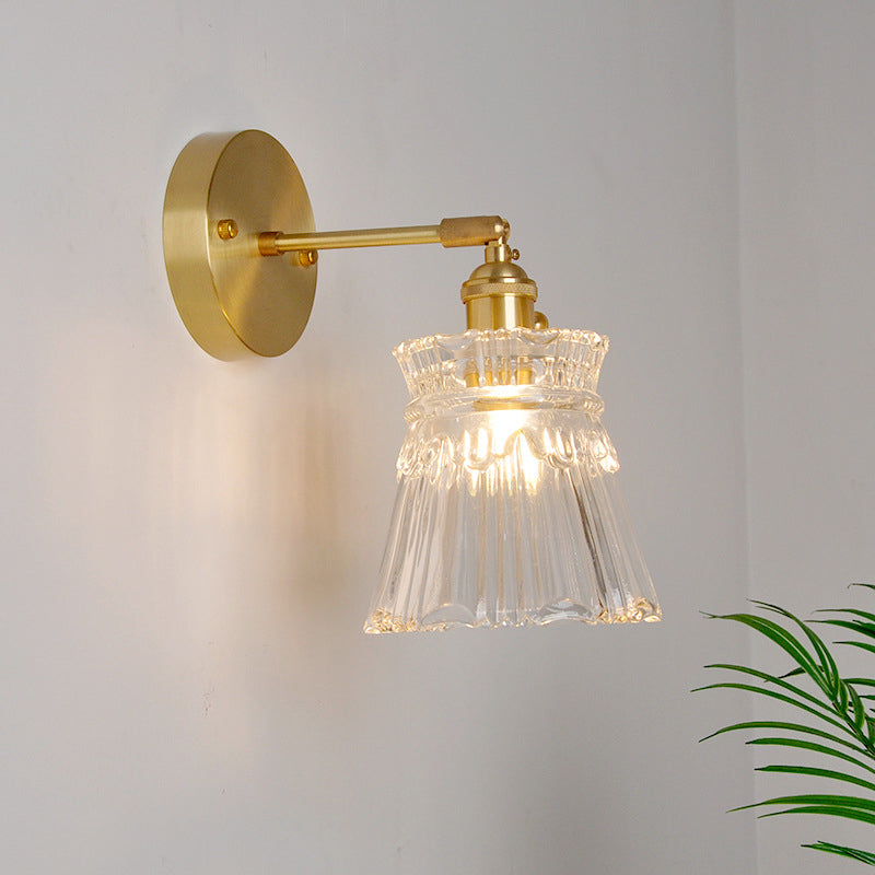 Lámpara de pared industrial de un luz con brazo oscilante de acabado en latón, pantalla de vidrio transparente | Brehn