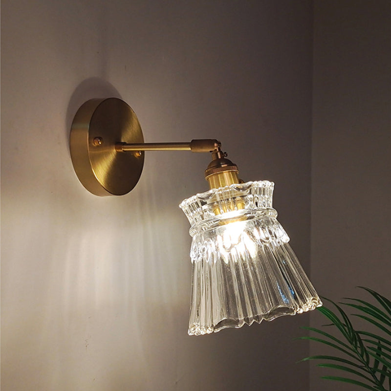 Lámpara de pared industrial de un luz con brazo oscilante de acabado en latón, pantalla de vidrio transparente | Brehn