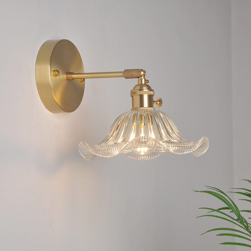 Lámpara de pared industrial de un luz con brazo oscilante de acabado en latón, pantalla de vidrio transparente | Brehn