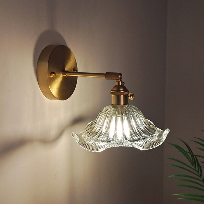 Lámpara de pared industrial de un luz con brazo oscilante de acabado en latón, pantalla de vidrio transparente | Brehn