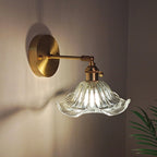 Lámpara de pared industrial de un luz con brazo oscilante de acabado en latón, pantalla de vidrio transparente