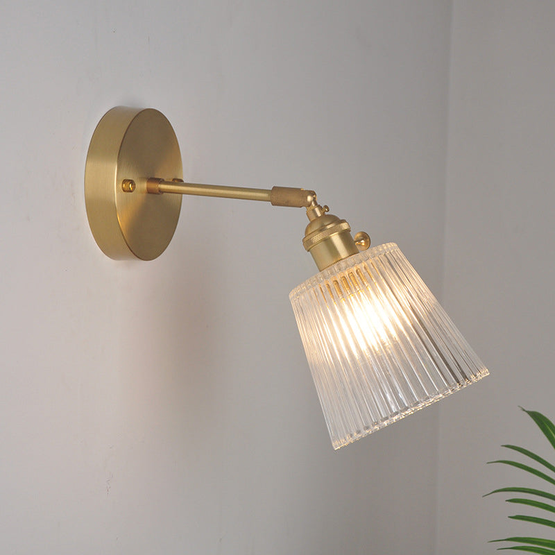 Lámpara de pared industrial de un luz con brazo oscilante de acabado en latón, pantalla de vidrio transparente | Brehn