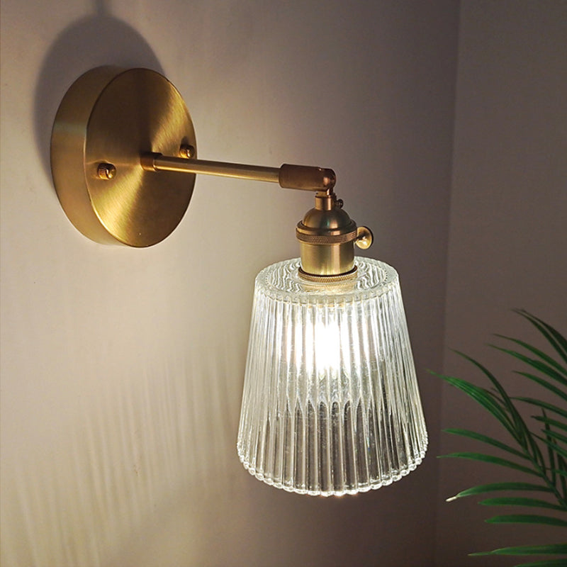 Lámpara de pared industrial de un luz con brazo oscilante de acabado en latón, pantalla de vidrio transparente | Brehn