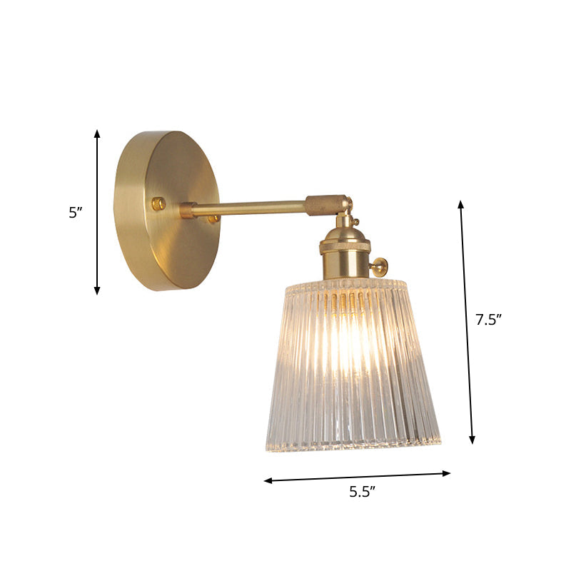 Lámpara de pared industrial de un luz con brazo oscilante de acabado en latón, pantalla de vidrio transparente | Brehn