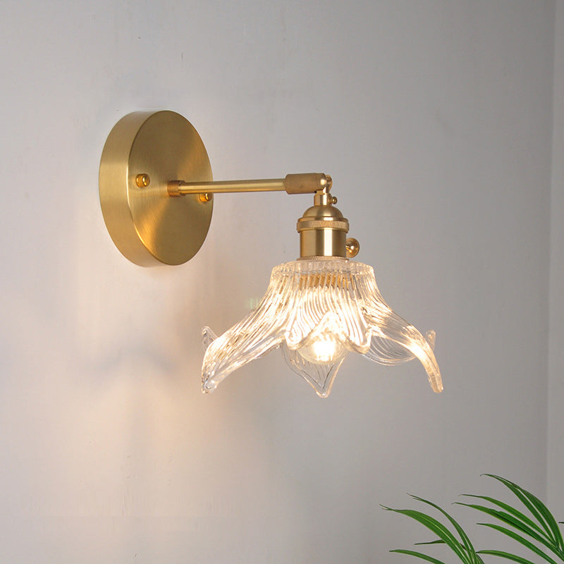 Lámpara de pared industrial de un luz con brazo oscilante de acabado en latón, pantalla de vidrio transparente | Brehn