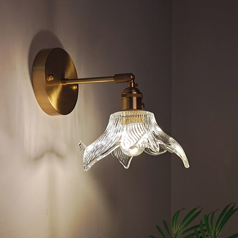 Lámpara de pared industrial de un luz con brazo oscilante de acabado en latón, pantalla de vidrio transparente | Brehn