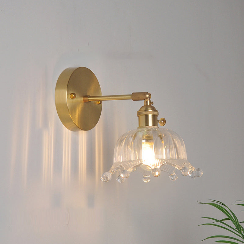 Lámpara de pared industrial de un luz con brazo oscilante de acabado en latón, pantalla de vidrio transparente | Brehn