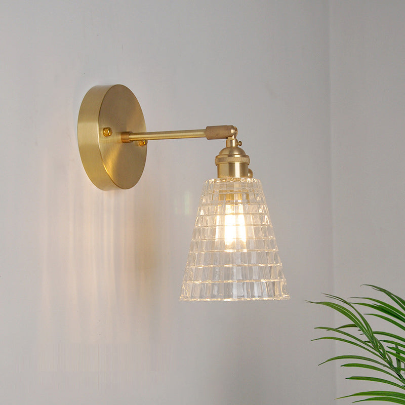 Lámpara de pared industrial de un luz con brazo oscilante de acabado en latón, pantalla de vidrio transparente | Brehn