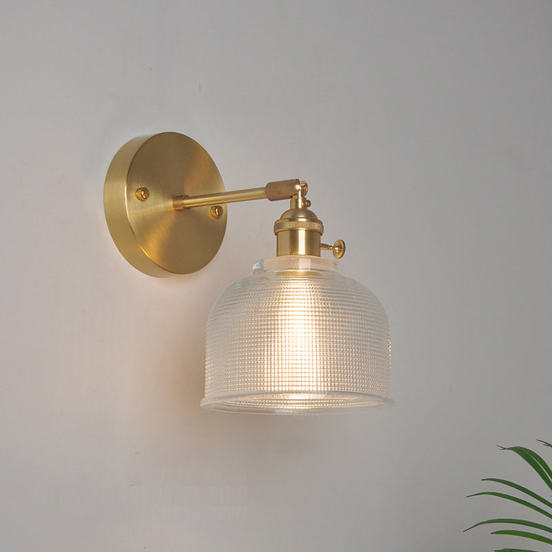 Lámpara de pared industrial de un luz con brazo oscilante de acabado en latón, pantalla de vidrio transparente | Brehn