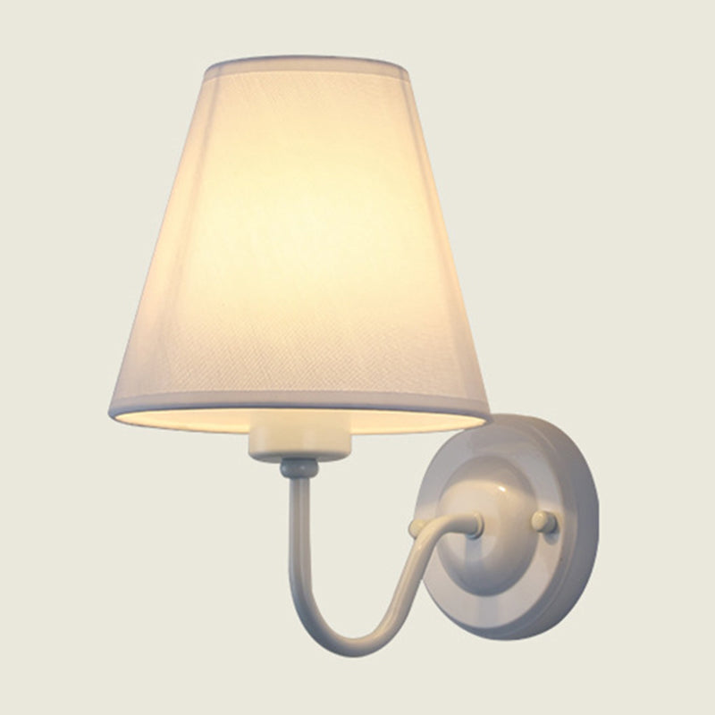 Lisslune | Lámpara de pared cónica negra/marrón/beige nórdica de 1 luz con brazo curvado en negro/blanco