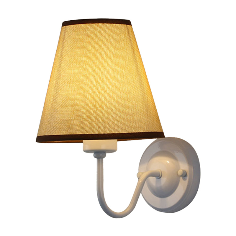 Lisslune | Lámpara de pared cónica negra/marrón/beige nórdica de 1 luz con brazo curvado en negro/blanco