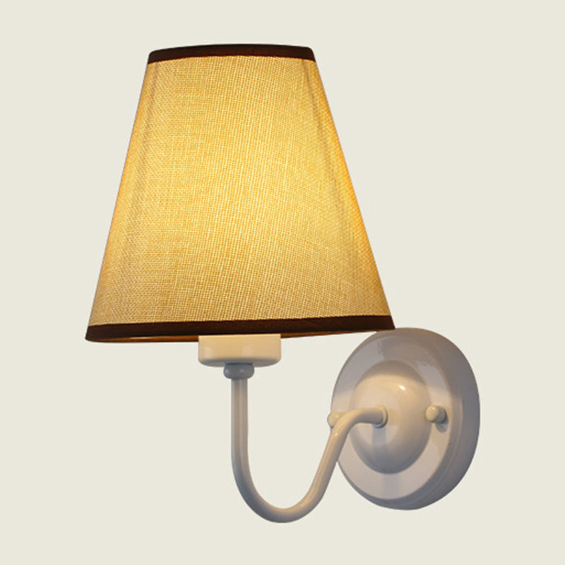 Lisslune | Lámpara de pared cónica negra/marrón/beige nórdica de 1 luz con brazo curvado en negro/blanco