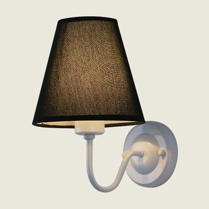 Lisslune | Lámpara de pared cónica negra/marrón/beige nórdica de 1 luz con brazo curvado en negro/blanco