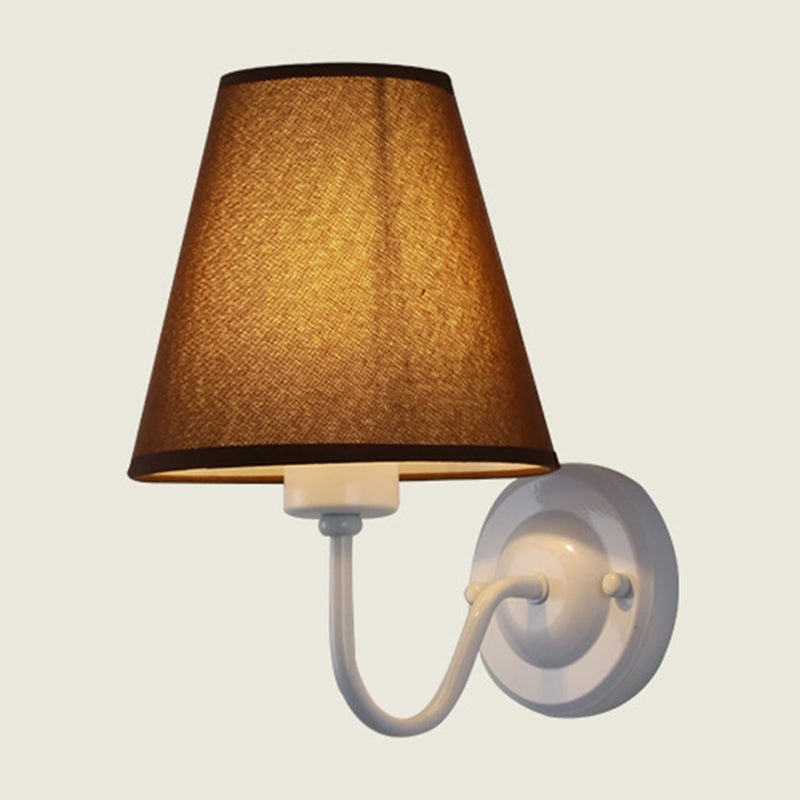 Lisslune | Lámpara de pared cónica negra/marrón/beige nórdica de 1 luz con brazo curvado en negro/blanco