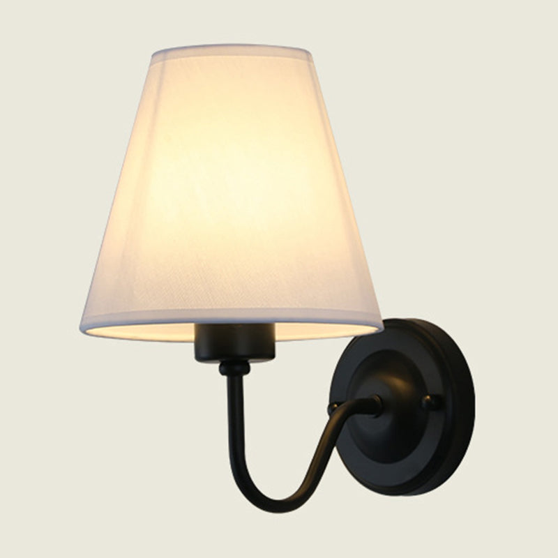Lisslune | Lámpara de pared cónica negra/marrón/beige nórdica de 1 luz con brazo curvado en negro/blanco