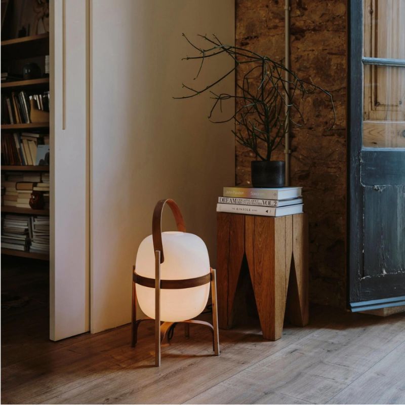 LumaTorch – Lámpara de mesa LED con diseño inspirado en linternas