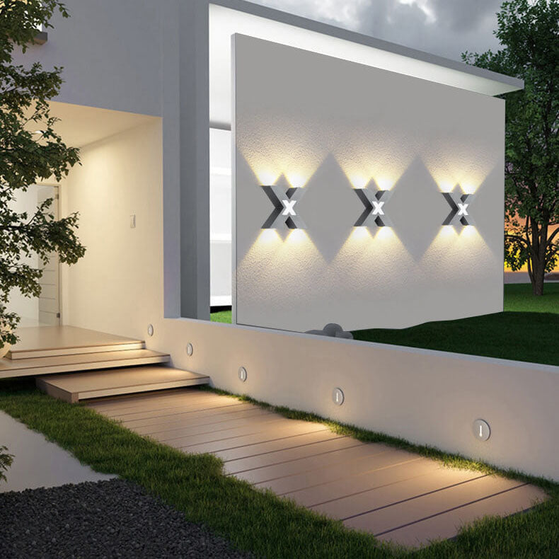 Foco exterior LED moderno e impermeable en diseño X para iluminación de fachadas