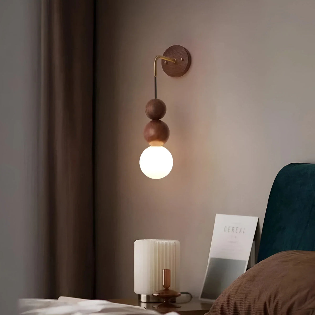 GlowHaven – Luz de Pared con Acabado en Nogal y Latón