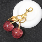 Llave de metal con colgante de cereza