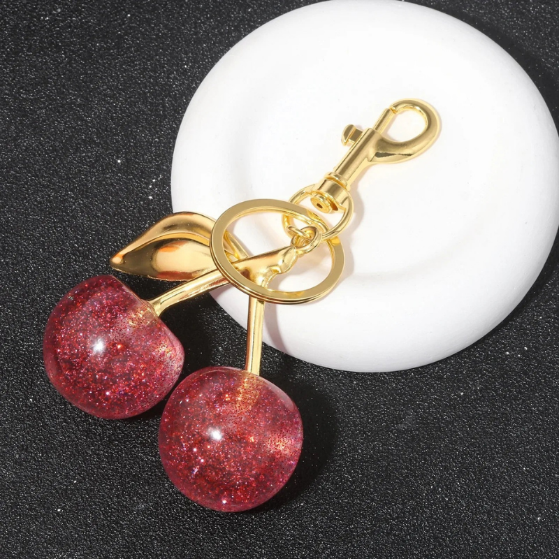Llave de metal con colgante de cereza