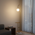 NordHalo Arc | Lámpara de Pie Escandinava Moderna y Elegante con Mesa Lateral