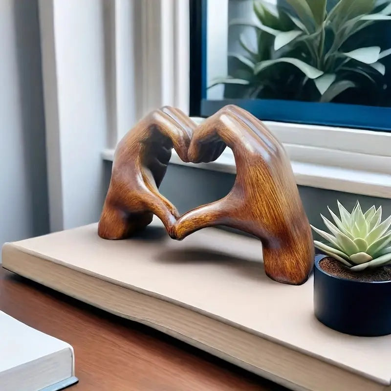 Escultura en Forma de Corazón: Arte Moderno con un Toque Romántico