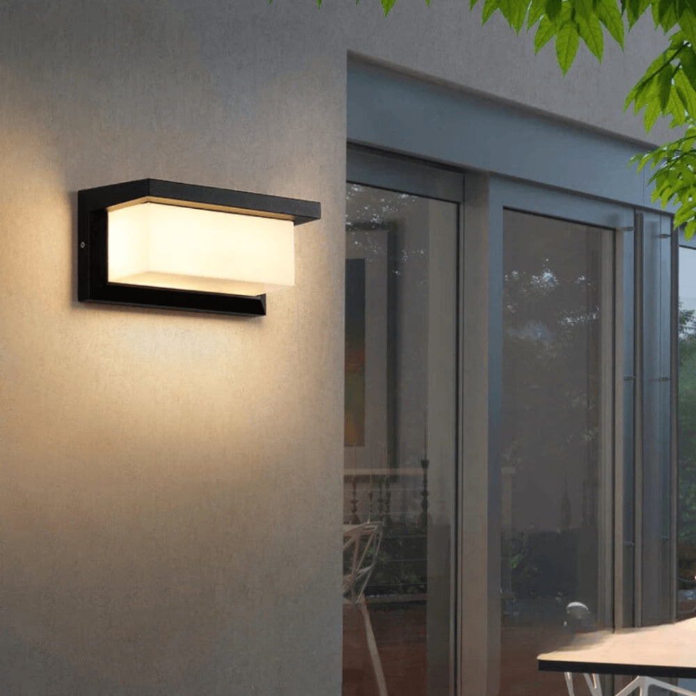 LumiGlow - Lámpara de pared exterior delgada con sensor de movimiento y sistema automático de regulación de luz