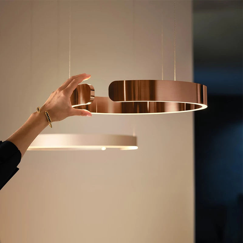 Moderna lámpara colgante LED en forma de anillo con montaje en el techo