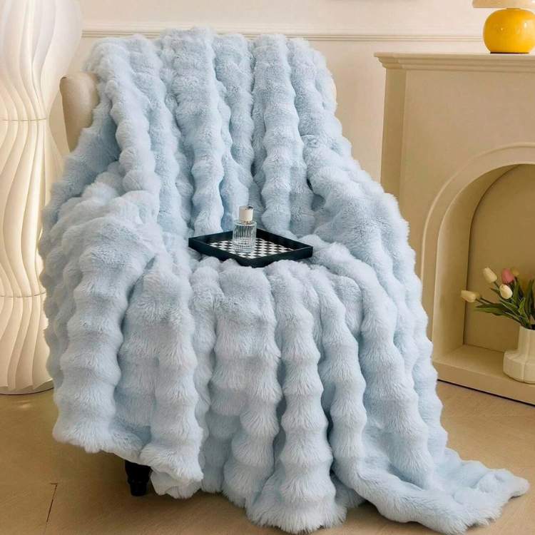 Manta con peso de piel sintética PlushHaven