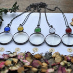 Collar con colgante de lupa