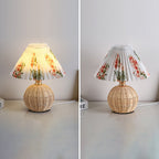 Lámpara de Mesa LED Nórdica RattaLume | Base de Ratán Tejido y Pantalla de Tela Plegable | Luz Ambiental | Decoración para el Dormitorio