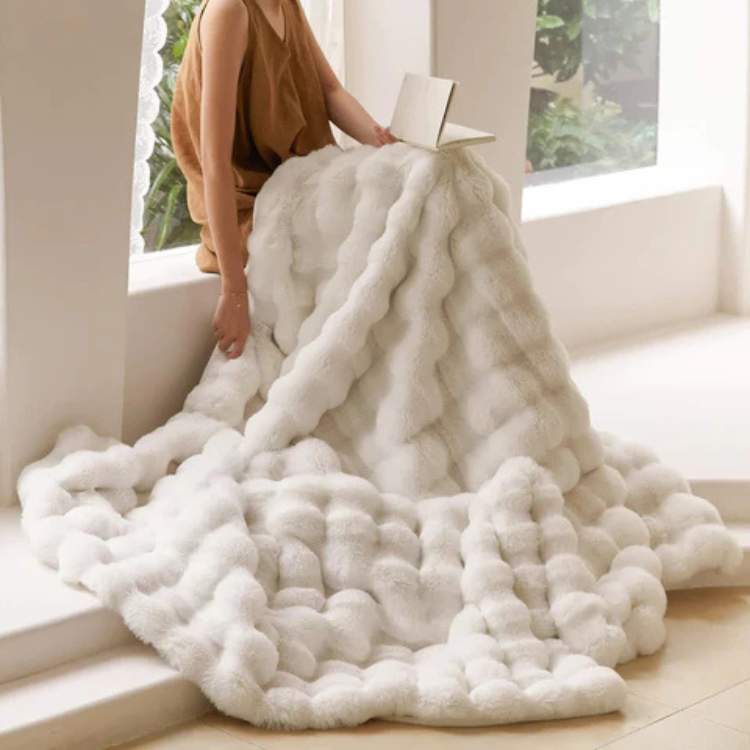 Manta con peso de piel sintética PlushHaven