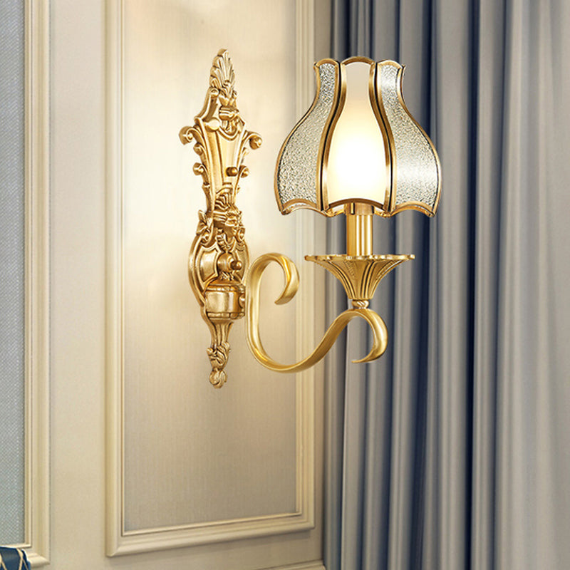 Luz de Montaje en Pared de Latón Bud, Luz de Pared de Vidrio de Esquina Tradicional para Sala de Estar | Brehn