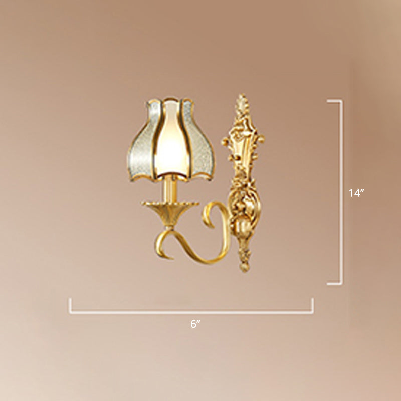 Luz de Montaje en Pared de Latón Bud, Luz de Pared de Vidrio de Esquina Tradicional para Sala de Estar | Brehn