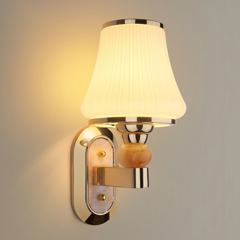 Iluminación de pared montada sencilla de diseño minimalista, lámpara de pared de vidrio mate blanca en oro | Brehn