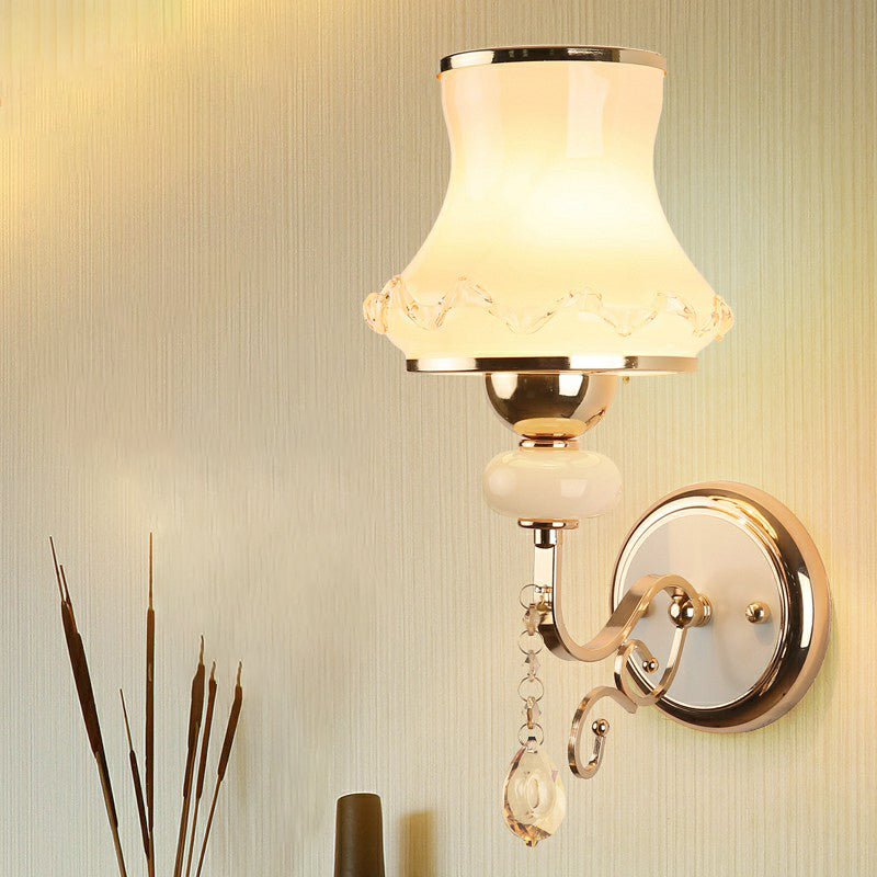 Iluminación de pared montada sencilla de diseño minimalista, lámpara de pared de vidrio mate blanca en oro | Brehn