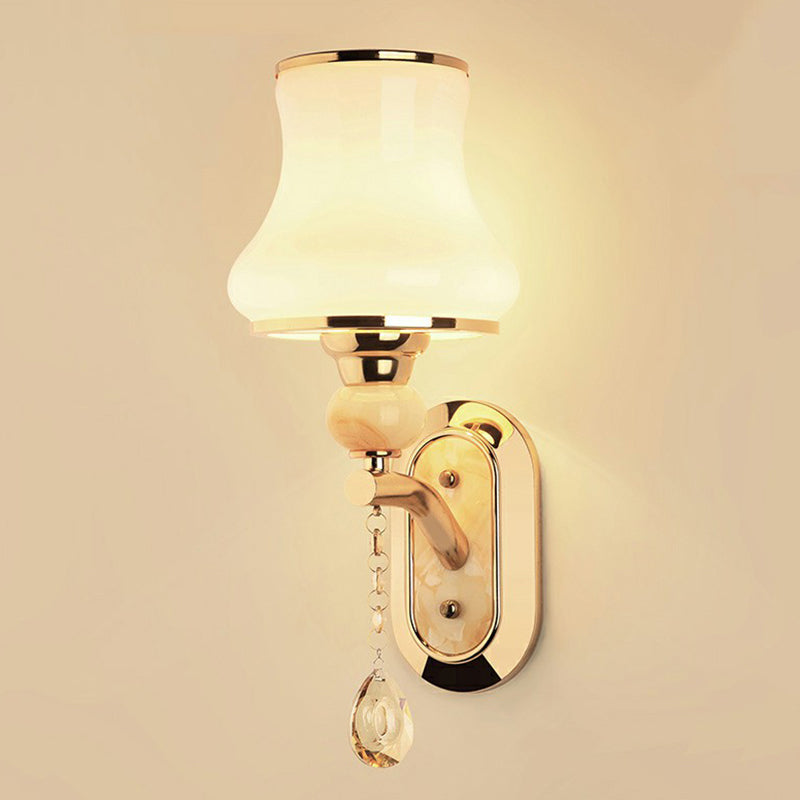 Iluminación de pared montada sencilla de diseño minimalista, lámpara de pared de vidrio mate blanca en oro | Brehn