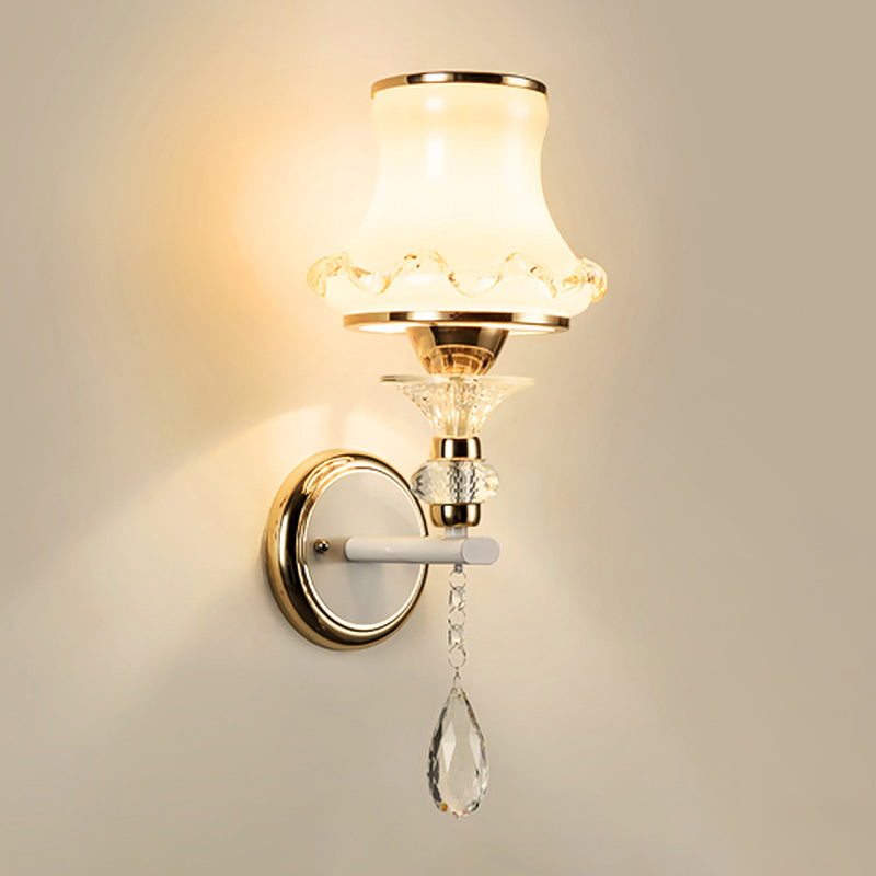 Iluminación de pared montada sencilla de diseño minimalista, lámpara de pared de vidrio mate blanca en oro | Brehn