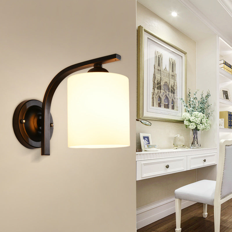 Aplique de vidrio blanco cilíndrico vintage de 1 cabeza, lámpara de pared de pasillo con brazo curvado en negro | Brehn