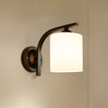 Aplique de vidrio blanco cilíndrico vintage de 1 cabeza, lámpara de pared de pasillo con brazo curvado en negro | Brehn