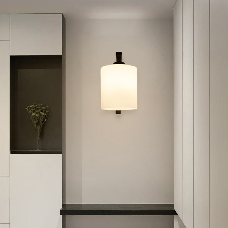 Aplique de vidrio blanco cilíndrico vintage de 1 cabeza, lámpara de pared de pasillo con brazo curvado en negro | Brehn