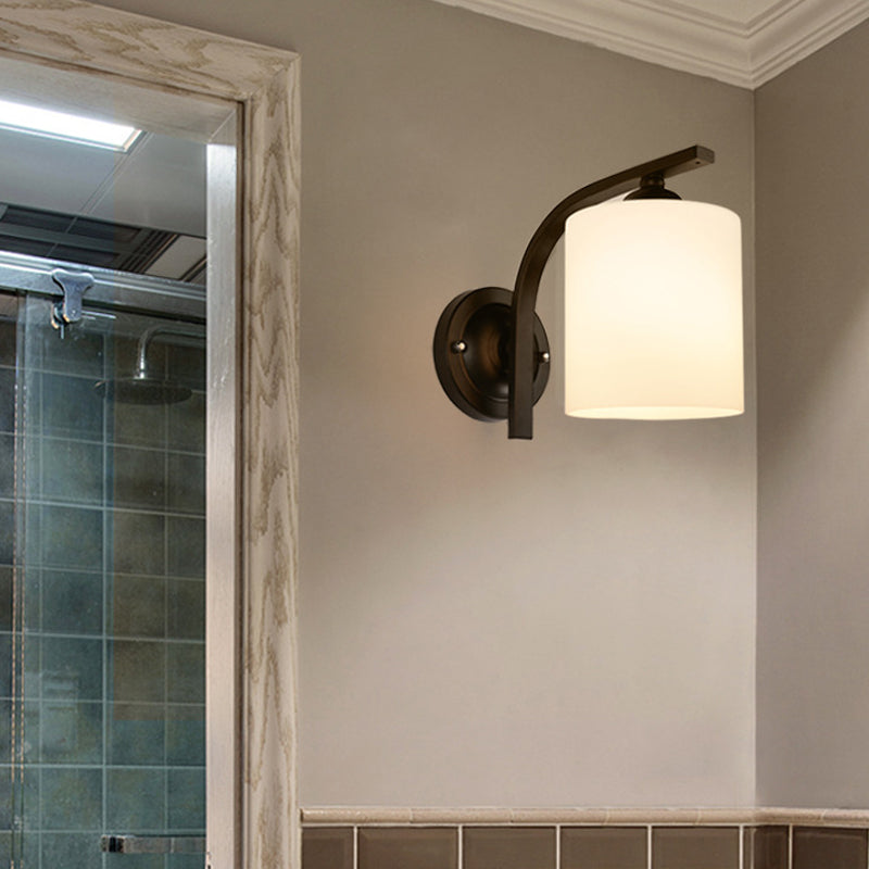 Aplique de vidrio blanco cilíndrico vintage de 1 cabeza, lámpara de pared de pasillo con brazo curvado en negro | Brehn