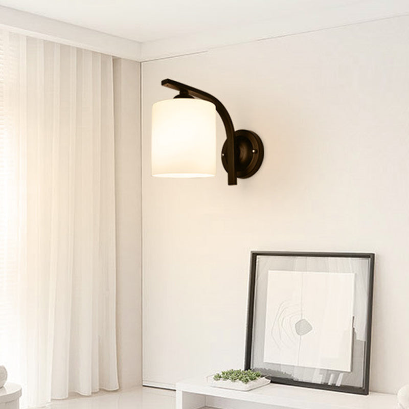 Aplique de vidrio blanco cilíndrico vintage de 1 cabeza, lámpara de pared de pasillo con brazo curvado en negro | Brehn