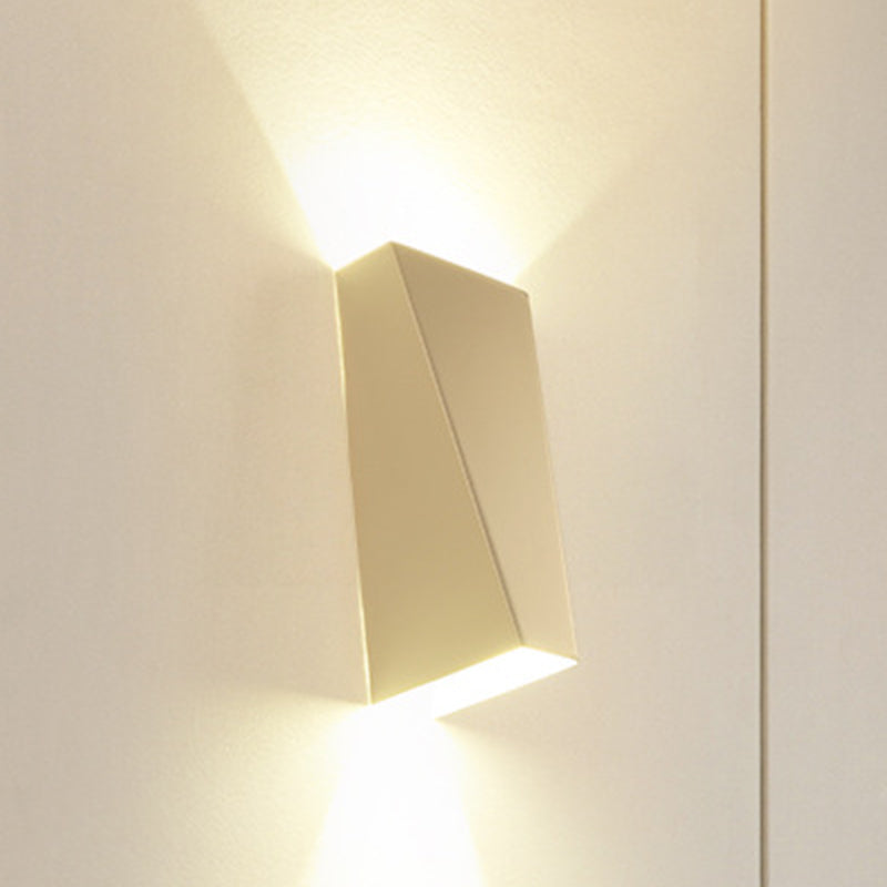 Estilo simplista de luz de pared trapezoidal de aluminio cálido/blanco, iluminación LED de lámpara de noche en negro/blanco | Brehn